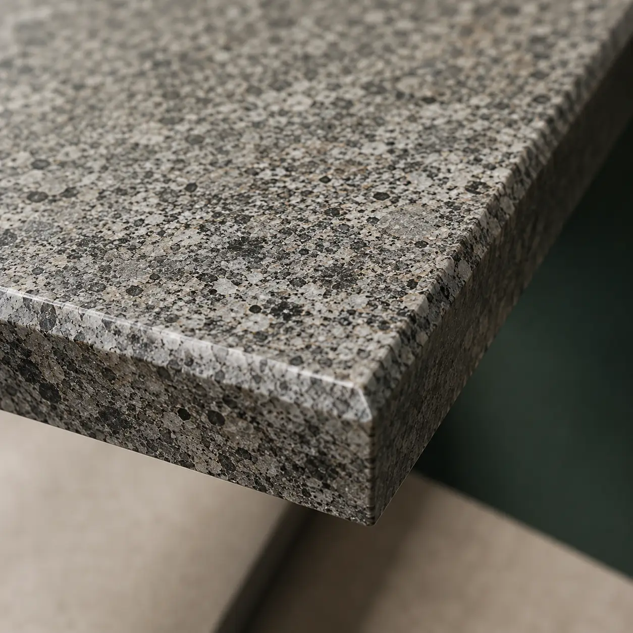 Kamień naturalny pokazany w kontekście materiałowym